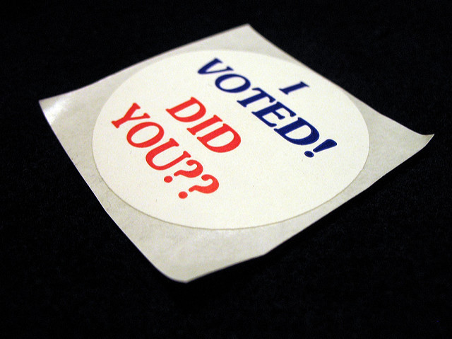 Een reverssticker met de boodschap: "Ik heb gestemd. Heb jij ook gestemd?""I voted. Did you??"