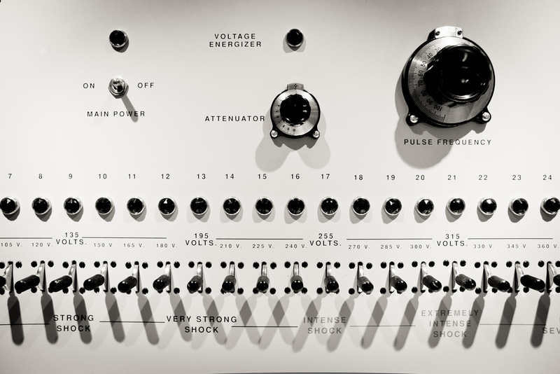 Cierre de los controles de la máquina de choque utilizada en el Experimento Milgram. La máquina muestra ajustes para “choque fuerte”, “choque muy fuerte”, “choque intenso”, “choque extremadamente intenso” y “choque severo”.