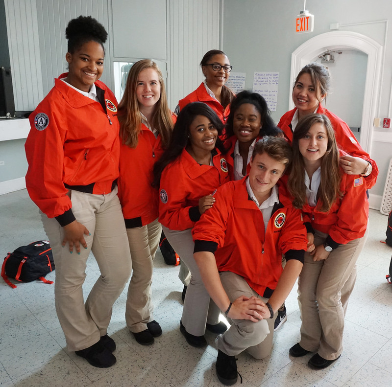 Un grupo de jóvenes que participan en un programa de Año Gap basado en Estados Unidos llamado City Year.