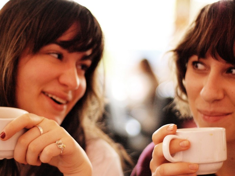 Dos amigos cercanos tienen una conversación tomando un café.