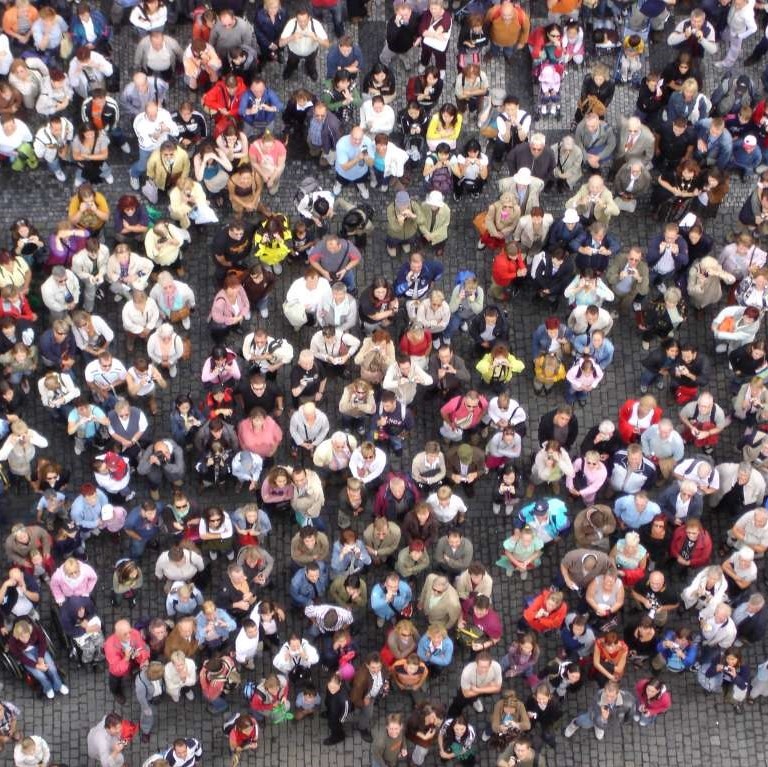 Ariel vista de una gran multitud.