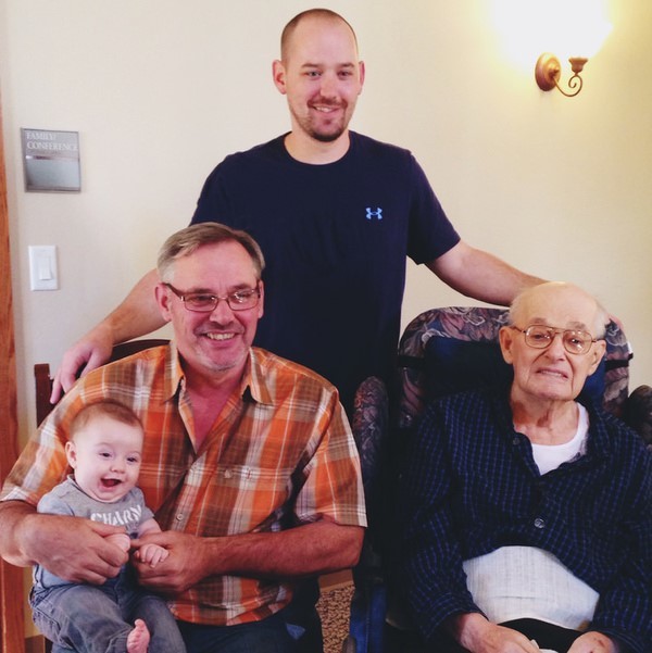 Una foto familiar de cuatro generaciones de hombres desde bisabuelo hasta bisnieto.