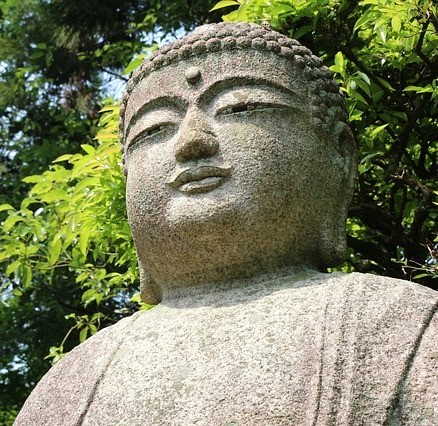 Una estatua de Buda