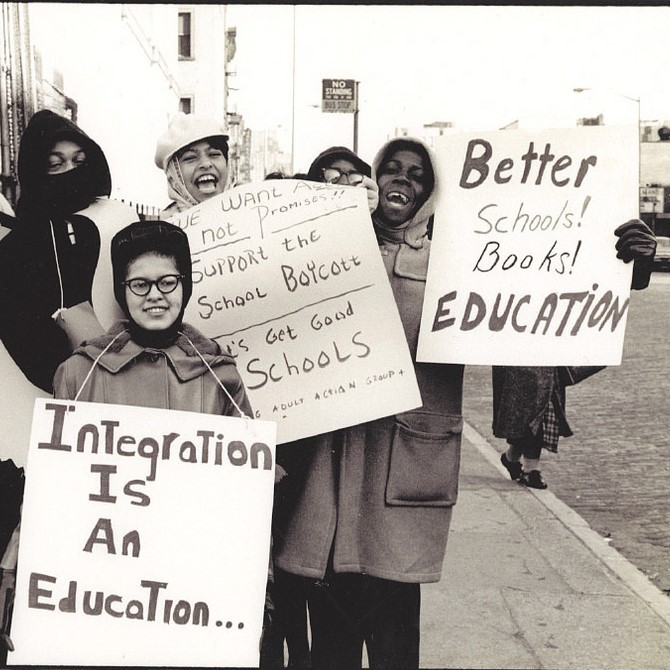 Un grupo de afroamericanos se manifiestan por la educación integrada en la ciudad de Nueva York alrededor de 1964.