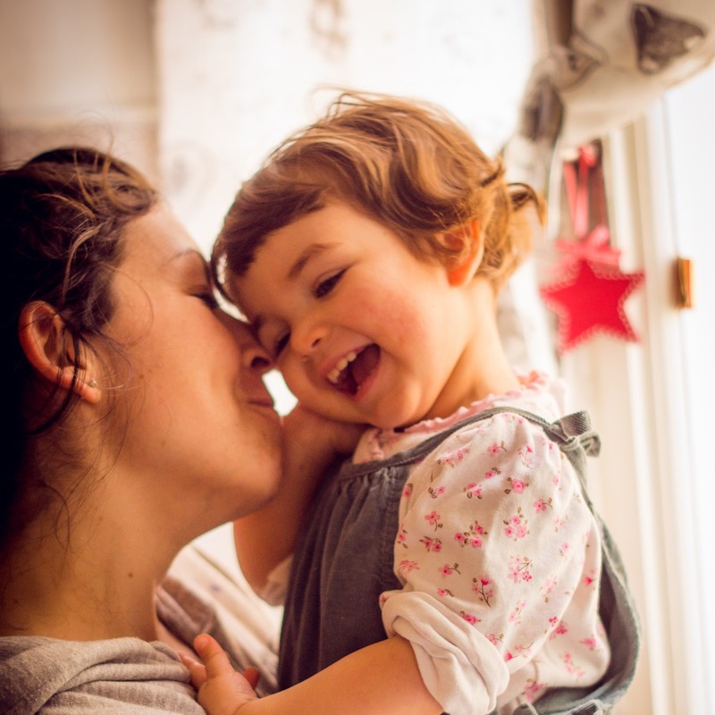 Una madre se acurruca con su hija.