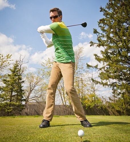 Un golfista se prepara para el tee off.