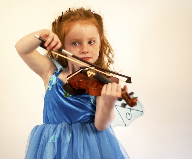 Una jovencita practicando el violín.