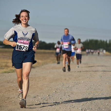 Competidores corriendo por una carretera durante una carrera.