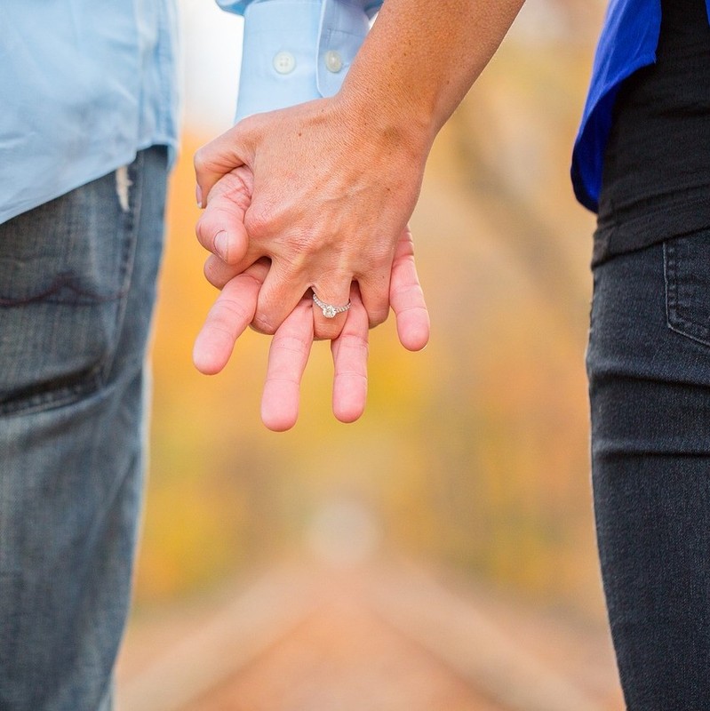 Una pareja cogida de la mano.